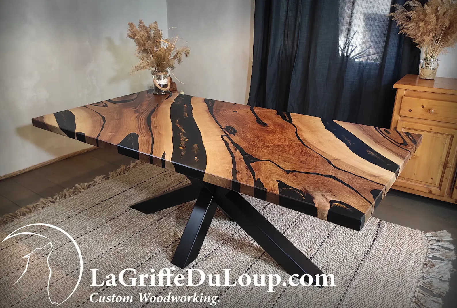 Table à manger en noyer & résine noire – “Obsidienne”