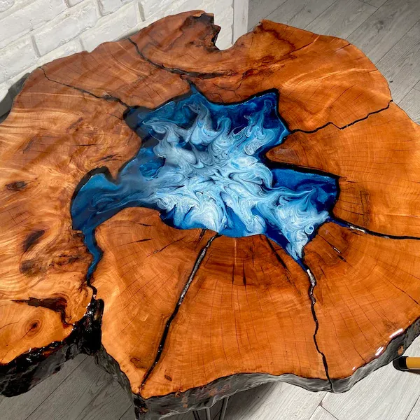 Table basse « Forêt d’Automne » – Bois et Résine Ambre